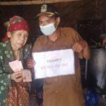 Secara Door to Door, Pemdes Tegalsawah Salurkan BLT-DD Tahap I