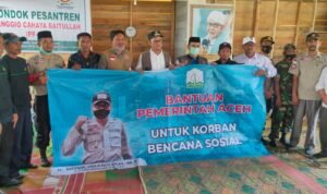 Kadis Sosial Aceh Serahkan Bantuan Masa Panik ke Masyarakat Tungel