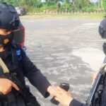 Pastikan Distribusi Vaksin Covid-19 Aman, Brimob Sumsel Lakukan Pengawalan Dengan Bersenjata Lengkap