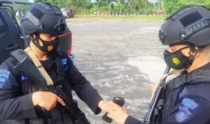 Pastikan Distribusi Vaksin Covid-19 Aman, Brimob Sumsel Lakukan Pengawalan Dengan Bersenjata Lengkap