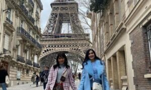 Iis Dahlia Ajak Anak Perempuan Liburan ke Paris