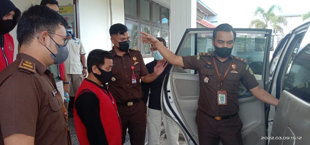 Kejari Kapuas Hulu Terima Tersangka Dugaan Tipikor MTS Maarif Kapuas Hulu