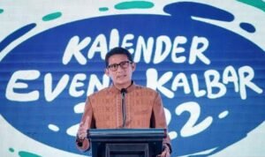 Sandiaga Uno Terpukau dengan Kain Tenun Sidan asal Kapuas Hulu