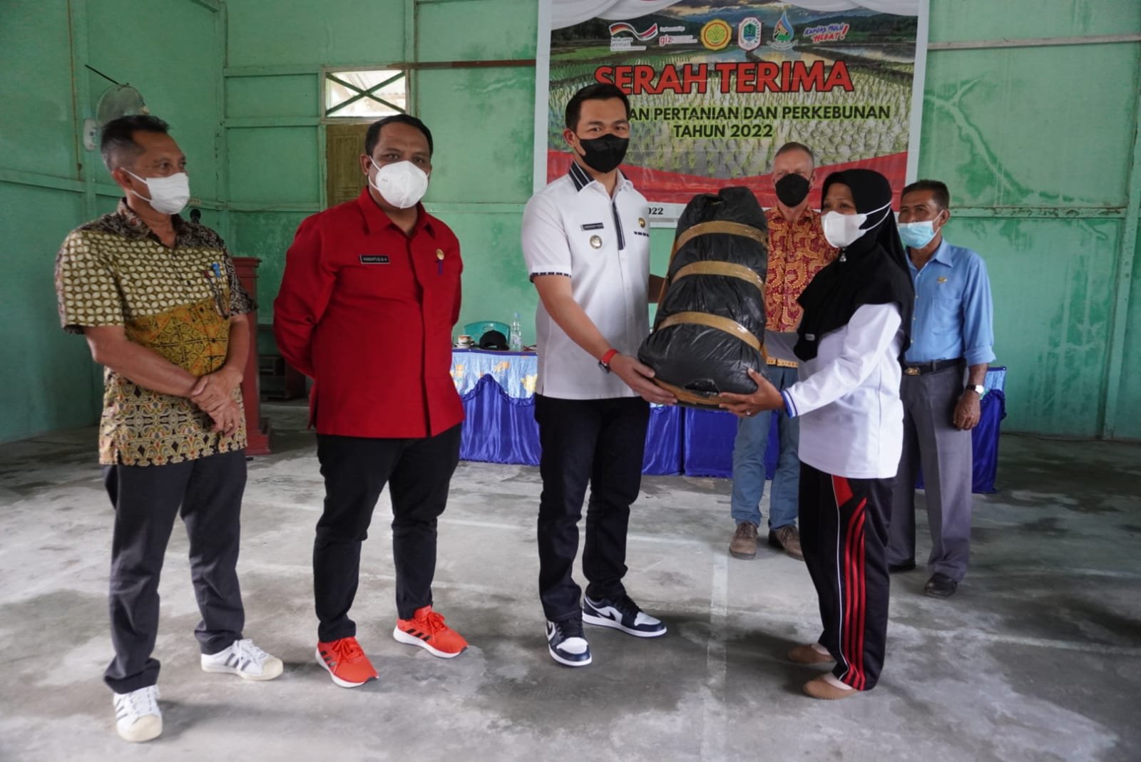 Bupati Kapuas Hulu Serahkan Bantuan Alat Pertanian dan Perkebunan