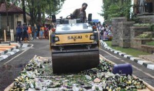 Polres Purwakarta Musnahkan Ribuan Botol Miras