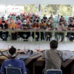 Wabup Karawang Bagikan Seribu Paket Sembako untuk Warga Ciampel