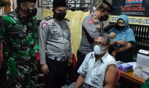 Masyarakat Antusias Adanya Vaksinasi dari Polres Majalengka hingga Malam Hari   