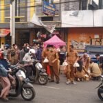 Dinas PUPR Karawang Bagi-bagi Takjil kepada Pengguna Jalan