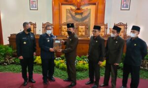 Rapat Paripurna, Bupati Tulungagung Menerima Rekomendasi LKPJ Akhir Anggaran Tahun 2021