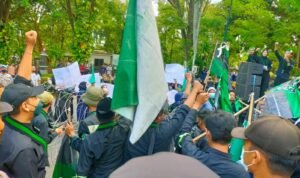 Aksi Unjuk Rasa HMI Tulungagung Sempat Memanas, Bentangkan Poster Tuntutan dan Robohkan Kawat Berduri