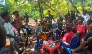 Satgas Organik Yonif RK 136/TS Pos Mayerga Jamin Keamanan Perayaan Jum’at Agung di Moskona Barat