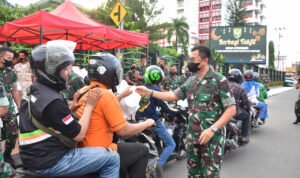Berbagi Berkah di Bulan Ramadhan, Pangdam II/Sriwijaya Bagikan Takjil Buka Puasa