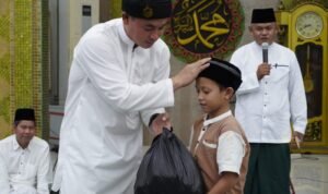 Safari Ramadhan, Wabup Kapuas Hulu Beri Santunan untuk Mualaf