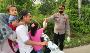 Polsek Muara Siau Bagi Takjil