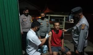 Polsek Muara Siau Lakukan “Door to Door” Vaksinasi