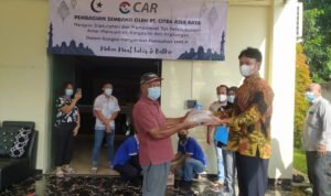 PT CAR Purwakarta Bagikan Ratusan Paket Sembako