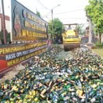 Polres Karawang Musnahkan 24.526 Botol Miras dan 3.750 Petasan