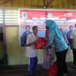 TP PKK Kabupaten Kapuas Hulu Bagikan Sembako ke Masyarakat Kurang Mampu