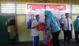 TP PKK Kabupaten Kapuas Hulu Bagikan Sembako ke Masyarakat Kurang Mampu