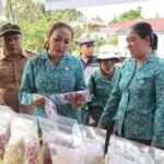 Kunker ke Lebak Najah, Ketua Tim Penggerak PKK Kapuas Hulu Beri Motivasi