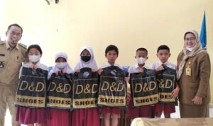 Bentuk Kepedulian Terhadap Dunia Pendidikan, Lurah GIB Berbagi di SDN 49