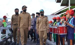 Bupati Kapuas Hulu Serahkan 7018 Sertifikat kepada 7 Desa di Selimbau