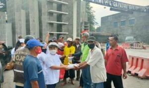 Berbagi Kasih, LPK-BLK LN Tri Gosiva Sukses Tulungagung Bagikan 500 Nasi Kotak
