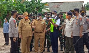 Danlanal Babel Dampingi Gubernur Tinjau Arus Mudik Di Pelabuhan Tanjung Kalian