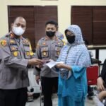 Penyaluran Perdana, Kapolres Serdang Bedagai turut Salurkan BLT Pangan ke Pedagang Kaki Lima dan Warung