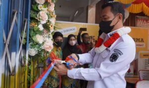 Fransiskus Diaan Resmikan Apotek Uncak Kapuas Farma