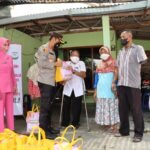 Kapolres Tulungagung Bagikan Zakat Pada Kaum Disabiltas Desa Waung