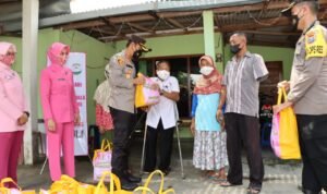 Kapolres Tulungagung Bagikan Zakat Pada Kaum Disabiltas Desa Waung