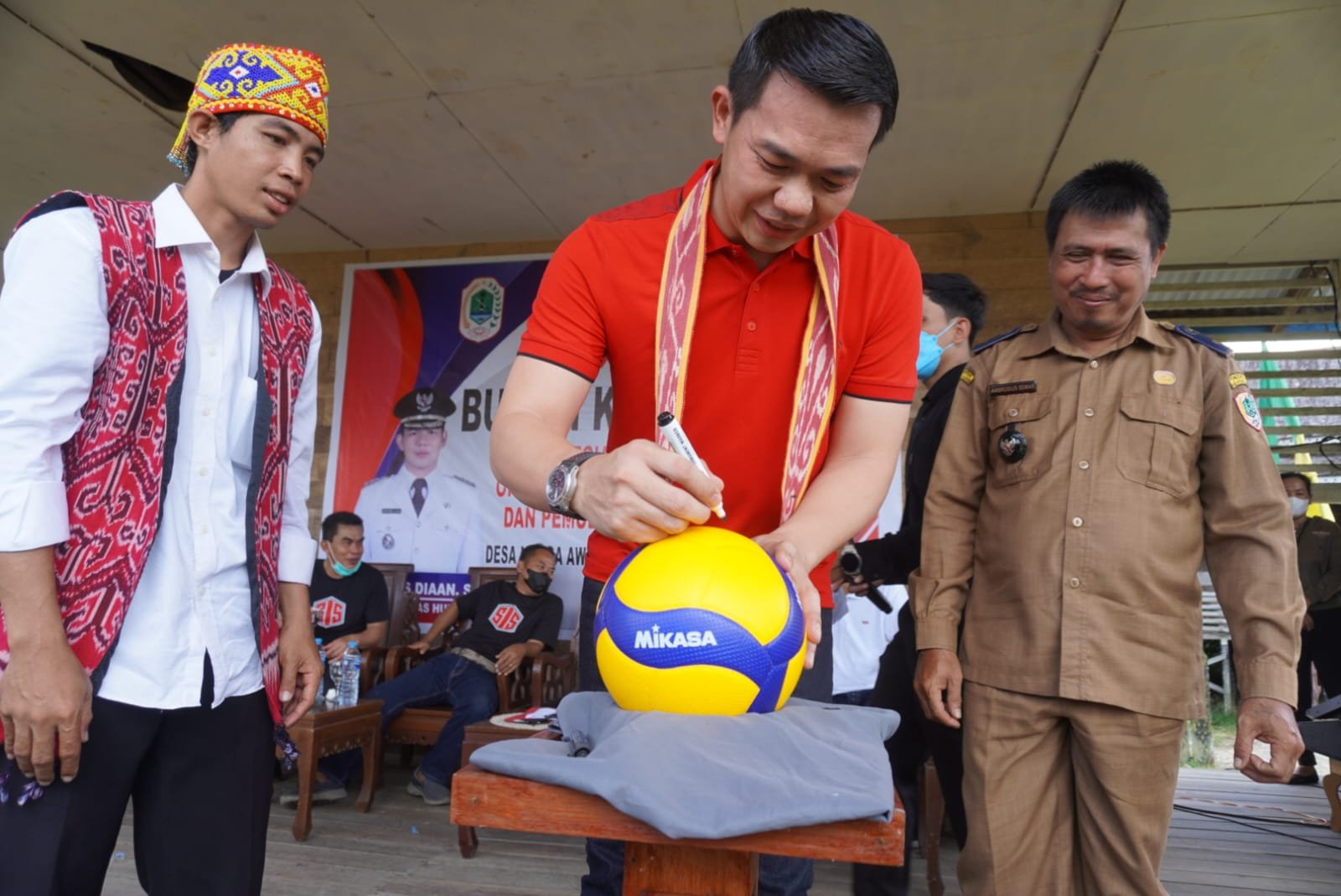 Bupati Kapuas Hulu Buka Turnamen Voli di Desa Nanga Awin
