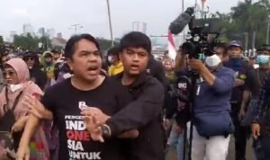 Bukan Hanya Bonyok, Ade Armando Juga Nyaris Ditelanjangi Oleh Massa Demo 11 April 2022
