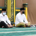 Bobby Nasution Tunaikan Salat Tarawih Malam Pertama di Pendopo Rumah Dinas