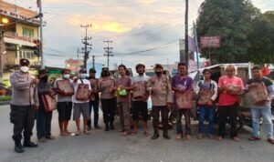 Ramadan Penuh Berkah, Polsek Tuntungan Bagikan Sembako untuk Penarik Becak
