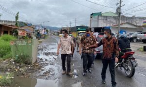Wakil Bupati Karo Tinjau Jalan Rusak di Berastagi