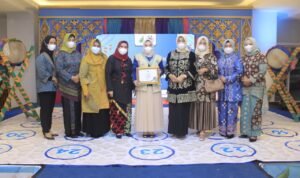 Ketua TP PKK Kab Lahat Terima Penghargaan Sebagai Tokoh Inspirasi Kaum Perempuan
