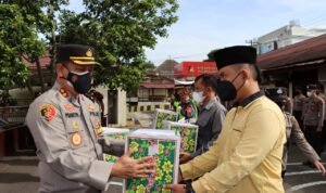 Kapolres Padangsidimpuan Pimpin Upacara Penyerahan Bingkisan Idul Fitri