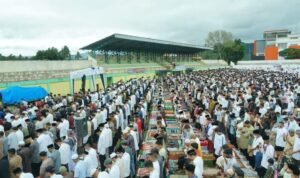 Masyarakat Tanah Datar Memadati Lapangan Gumarang Batusangkar Untuk Salat Idul Fitri