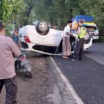 Laka Lantas di Rejotangan Tulungagung, Mobil Terbalik, Pengemudi Motor Tak Sadarkan Diri