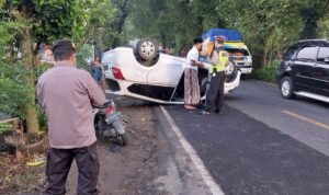 Laka Lantas di Rejotangan Tulungagung, Mobil Terbalik, Pengemudi Motor Tak Sadarkan Diri