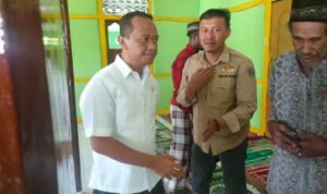 Momen Menteri Investasi Bahlil Lahadalia Sholat Jumat di Kampung Ugar