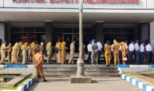 Hari Pertama Kerja, Ratusan Staf ASN Ikuti Halal Bihalal di Halaman Kantor Bupati Tulungagung