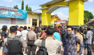 Mediasi Gagal, Polisi Amankan Modin Desa Karanganom ke Polres Tulungagung