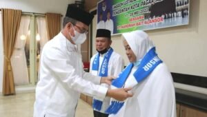 Wako Pagar Alam Berangkatkan 20 Ustadz Ustadzah Umroh Gratis