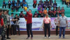 Fransiskus Diaan Buka Open Turnamen Voli se Kapuas Hulu