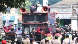 181 Personel Polres Purwakarta Kawal Aksi Buruh di Disnakertrans