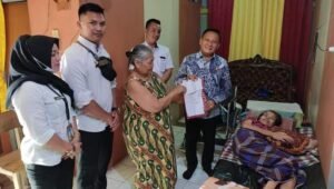 Ketua DPRD Babel Herman Suhadi Langsung Sambangi Kediaman Warga Yang Terkena Stroke