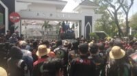 Minta Perbaikan Jalan, Ribuan Warga Geruduk Pemkab Karawang